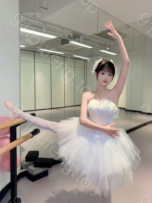 大眼镜框妹妹