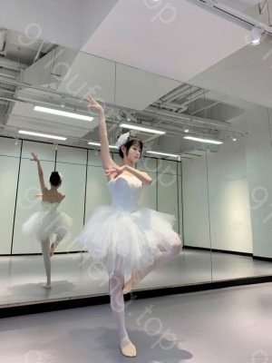 大眼镜框妹妹