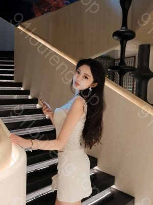 冷白皮美腿小少妇